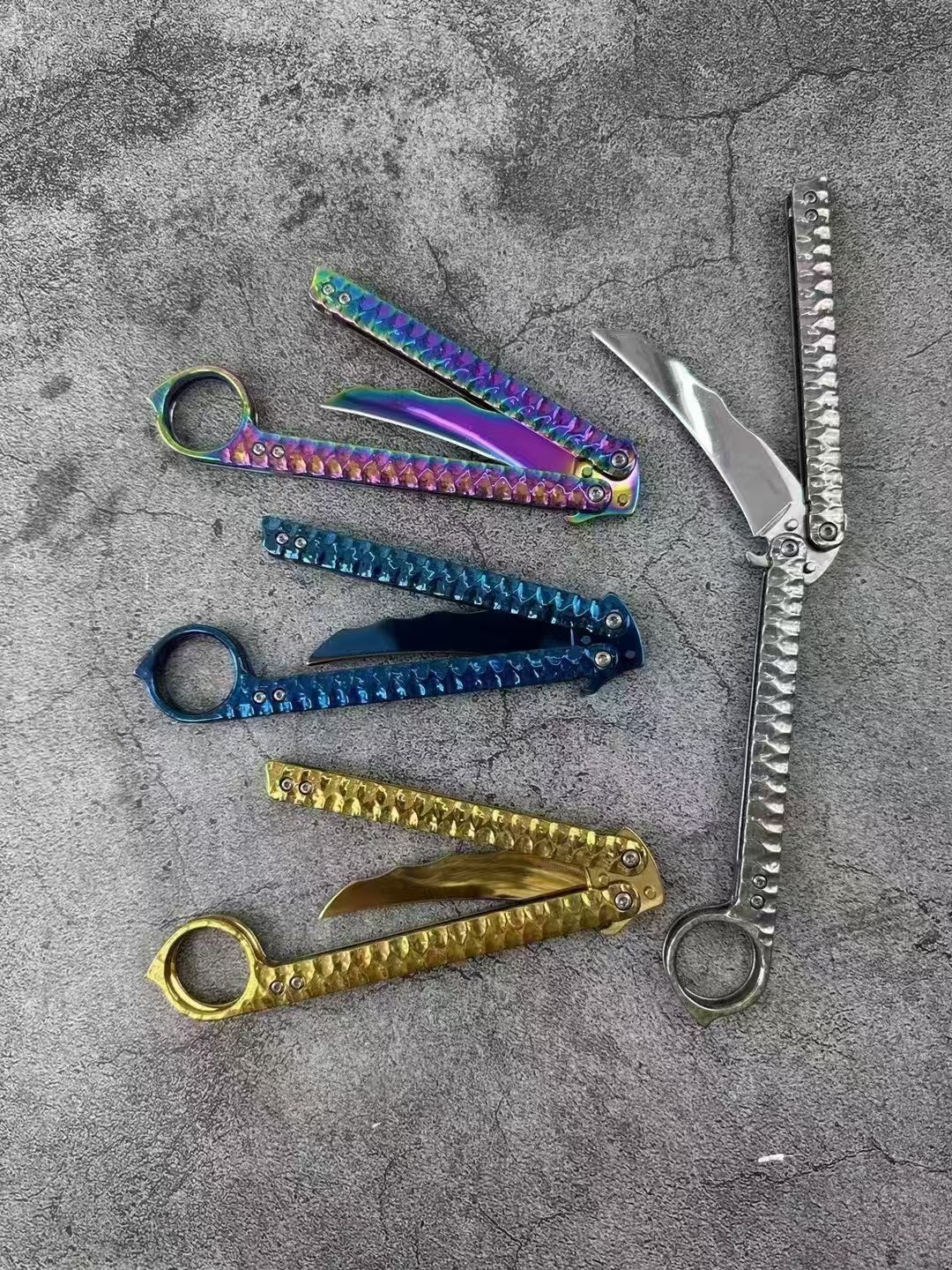 b08eb4816c8f7025047fd3d9ff09c04-1.jpg Balisong Karambit Eagle Claw Variation Schleudermesser Farbe Titanium Edition,Butterfly messer – Bild 1